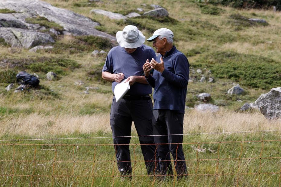 Biologist Christian Körner talking to journalist Mathias Plüss.